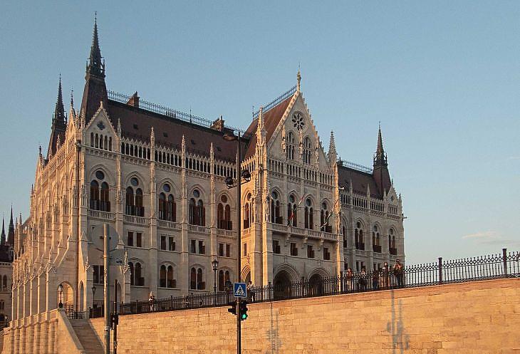 Kérdésekkel bombázhatják ma a kormánytagokat