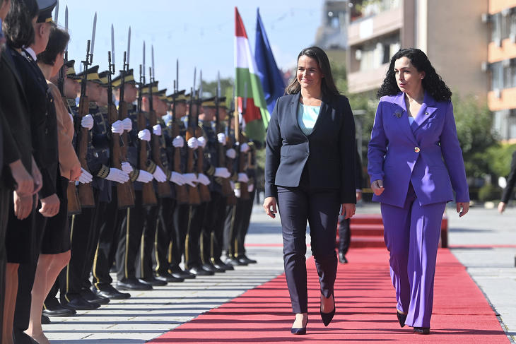 Vjosa Osmani koszovói államfő katonai tiszteletadással fogadja Novák Katalin köztársasági elnököt Pristinában 2022. szeptember 13-án. Fotó: MTI/Bruzák Noémi 