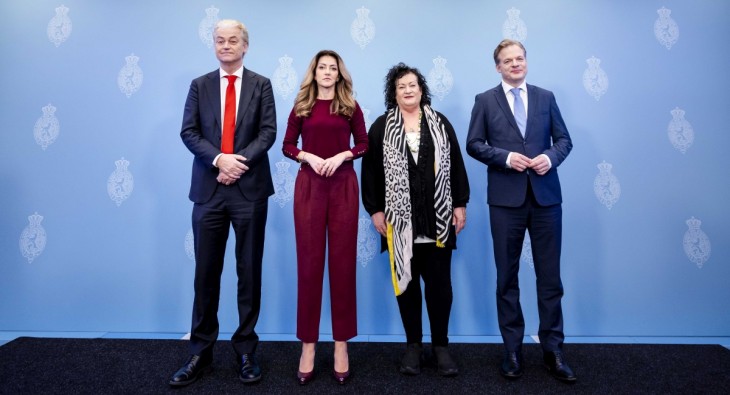 Geert Wilders, a novemberi holland előrehozott parlamenti választásokon győztes Szabadságpárt (PVV), Dilan Yesilgöz-Zegerius, a Néppárt a Szabadságért és Demokráciáért (VVD), Caroline van der Plas, a Gazdák és Polgárok Mozgalma (BBB) párt és Pieter Omtzigt, az Új Társadalmi Szerződés (NSC) párt vezetője egy május sajtóértekezleten, miután megállapodtak egy koalíciós kormány létrehozásáról. Mostanra talán a részletek is letisztázódtak.