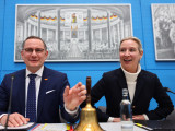  Tino Chrupalla (b) és Alice Weidel, a német ellenzéki Alternatíva Németországnak (AfD) párt társelnökei frakcióülésen a parlament berlini épületében 2025. február 10-én. Weidel a párt kancellárjelöltje a február 23-án tartott német előrehozott parlamenti választásokon. 