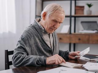 Kiderült, mekkora emelést kapnak a nyugdíjasok - mennyi pénzt hoz a postás novemberben?