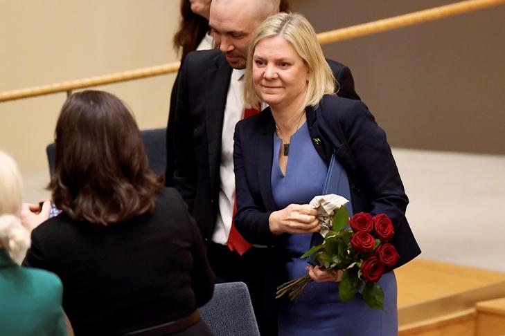 Magdalena Andersson fogadja a gratulációkat a svéd parlamentben Stockholmban 2021. november 24-én. EPA/Erik Simander/TT
