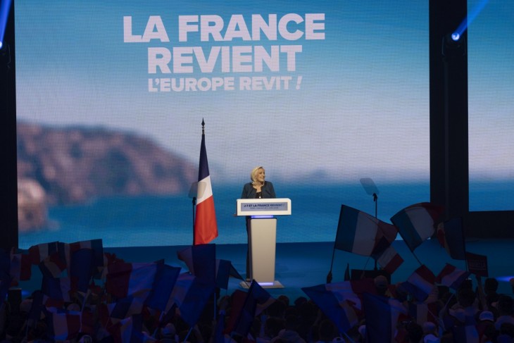 Marine Le Pen, a francia szélsőjobboldali Nemzeti Összefogás (RN-Rassemblement National) párt vezetője beszédet mond az európai választási kampányban Párizsban, Franciaországban, 2024. júniusában. Mögötte a felirat: Franciaország visszatér, Európa újraéled!