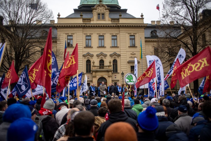 Szakszervezetek tüntetése a nyugdíjreform ellen a kormányhivatal előtt Prágában 2023. március 29-én. Fotó: EPA/MARTIN DIVISEK 
