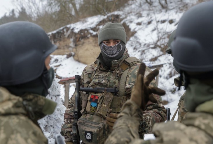 A Szibériai zászlóalj tagjai kiképzésen vesznek részt egy Kijev közelében lévő gyakorlótéren 2023. december 13-án. A zászlóaljat az ukrán fregyveres erők nemzetközi légiójának egységeként állították fel orosz állampolgárságú volt katonákból, polgárjogi aktivistákból és önkéntesekből, akik küzdeni szándékoznak az Ukrajnát megtámadó orosz haderő ellen. Fotó: MTI/EPA