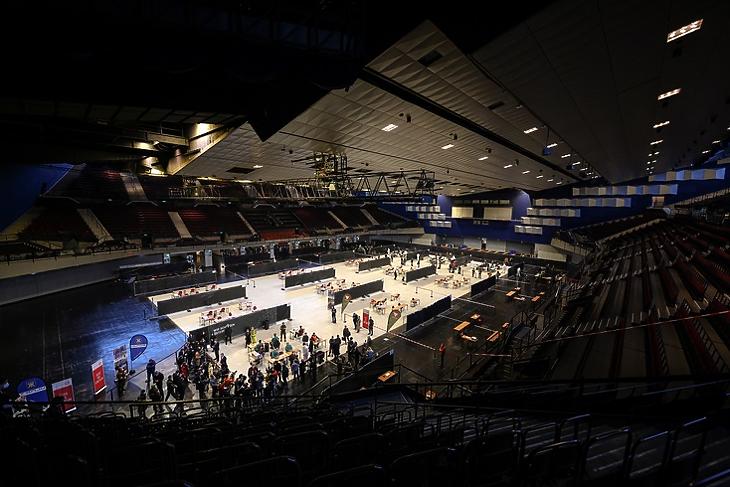 Bécsben az egyik teszthelyszín a Stadthalle sportcsarnok. A katonákat már tegnap tesztelték. EPA/CHRISTIAN BRUNA 