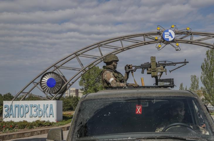 Az orosz hadsereg által szervezett mariupoli sajtóút során készült kép egy gépfegyveres katonáról a zaporizzsjai atomerőmű bejárata előtt a délkelet-ukrajnai Enerhodarban 2022. május 1-jén. MTI/EPA/Szergej Ilnyickij