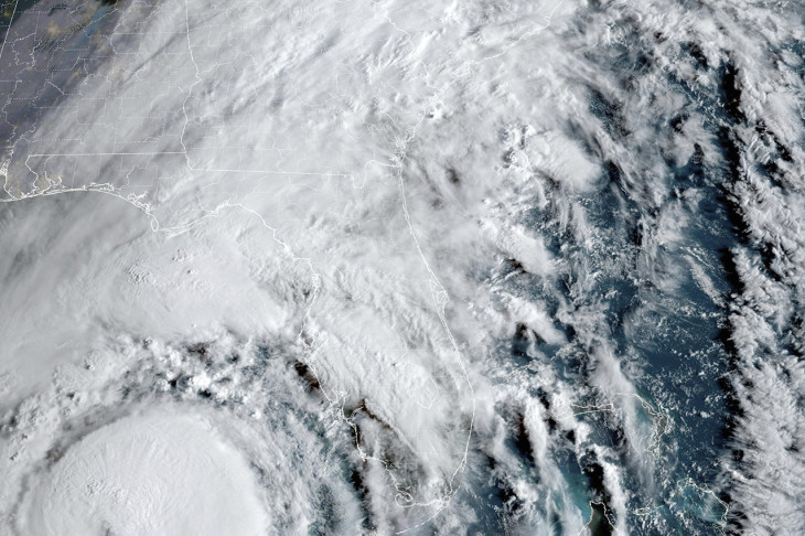 Valahol ott van Florida is, csak nem látszik. Az amerikai Nemzeti Óceanográfiai és Atmoszférakutató Hivatal (NOAA) műholdfelvétele a Florida felé tartó Helene névre keresztelt trópusi viharról 2024. szeptember 26-án. 