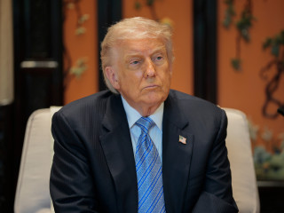Az állami látogatáson Kínában tartózkodó Donald Trump amerikai elnök a kínai partnerével, Hszi Csin-pinggel a pekingi Csungnanhajban, a kínai állami és pártvezetőknek otthont adó egykori császári palotaegyüttesben tartott találkozóján 2026. május 15-én.