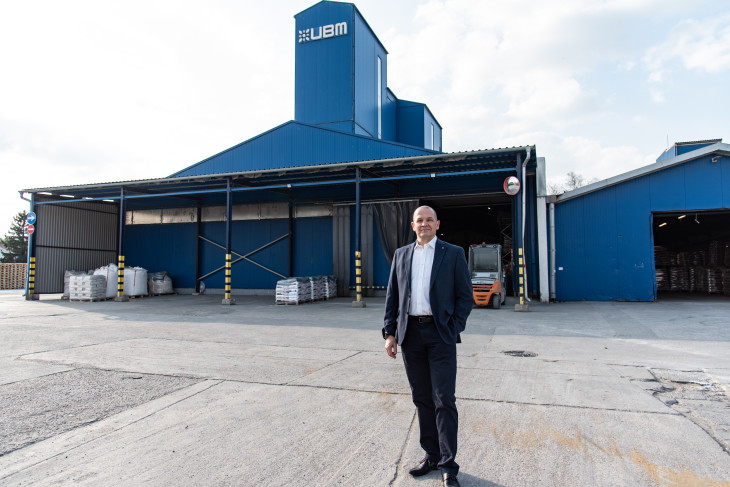 Horváth Péter, az UBM vezérigazgatója a környei premixüzem előtt