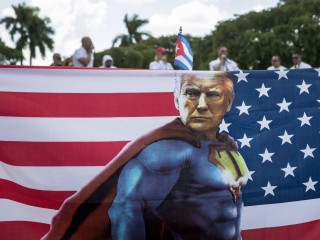 Donald Trump Supermankénnt tűnik fel egy republikánus támogató zászlóján egy novemberi politikai rendezvényen. Fotó: EPA/CRISTOBAL HERRERA-ULASHKEVICH