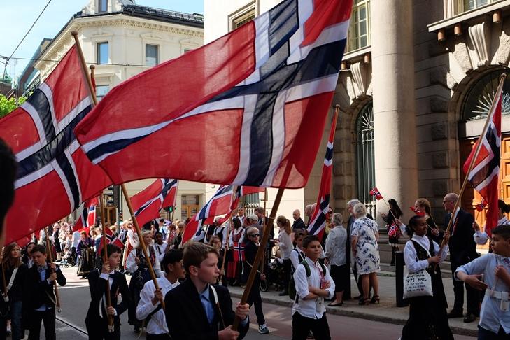 Diákok Oslóban Norvégia nemzeti ünnepén, 2019. május 17-én. (Forrás: Depositphotos)