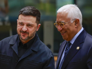 Brüsszel, 2025. december 18. Volodimir Zelenszkij ukrán elnök (b) és António Costa, az Európai Tanács elnöke az uniós tagállamok csúcstalálkozóján Brüsszelben 2025. december 18-án. 