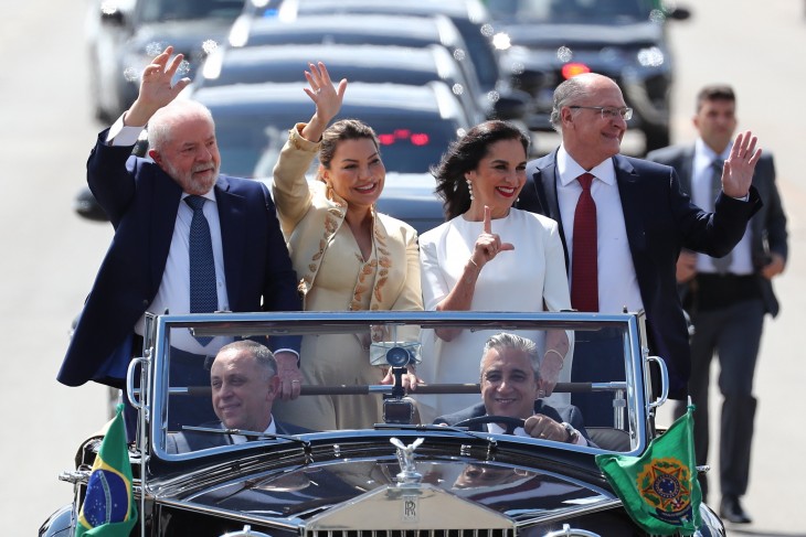 Luiz Inácio Lula da Silva megválasztott brazil elnök (b) és felesége, Rosangela da Silva (be), valamint Geraldo Alckmin alelnökjelölt (j) és felesége, Maria Lúcia Ribeiro Alckmin nyitott tetejű autóból integetnek támogatóiknak az államfői beiktatási ünnepség előtt Brazíliavárosban 2023. január 1-jén. MTI/EPA/EFE/Sebastiao Moreira 