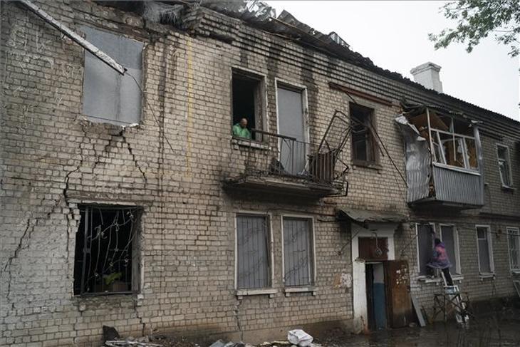 Orosz rakétatámadásban megsérült lakóház ablakát deszkázzák be ideiglenesen a kelet-ukrajnai Harkivban 2022. szeptember 16-án. Fotó: MTI/AP/Leo Correa
