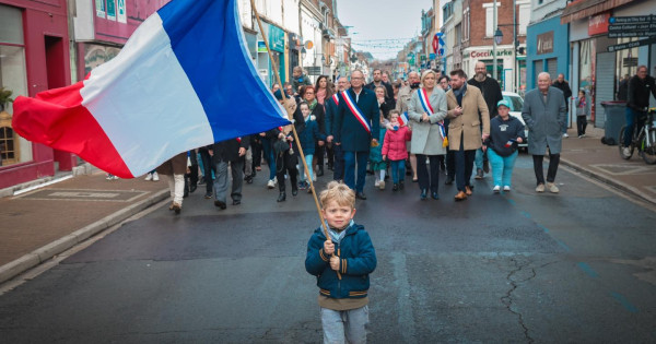 A francia Nemzeti Tömörülés (RN) fiatal zászlóvivője halad az élen