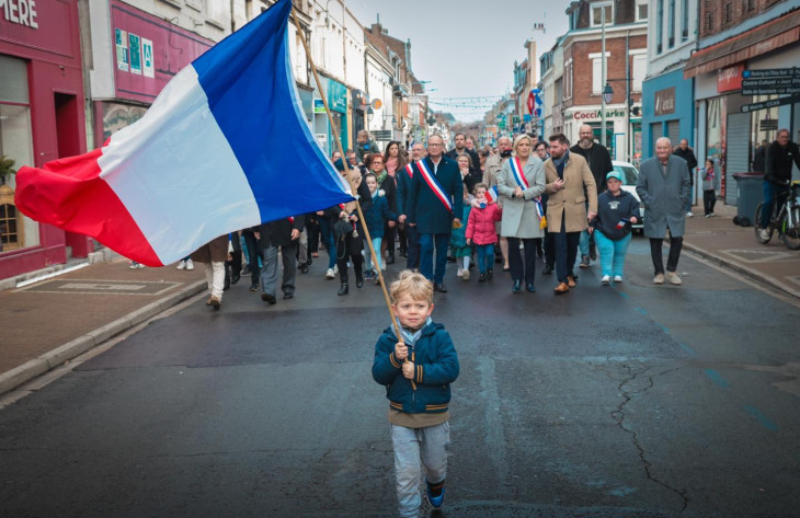 A francia Nemzeti Tömörülés (RN) fiatal zászlóvivője halad az élen