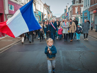 A francia Nemzeti Tömörülés (RN) fiatal zászlóvivője halad az élen