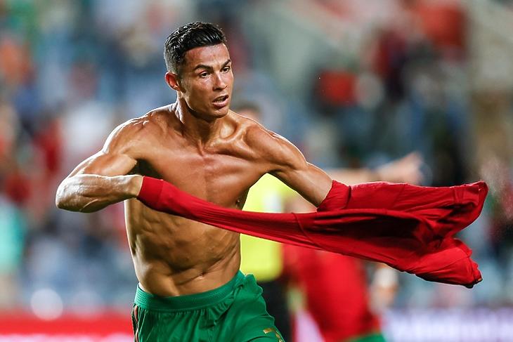 Még megdobogtatja a női szíveket: Ronaldo ünnepli győztes gólját a Portugália-Írország vb-selejtezőn Faróban 2021. szeptember elsején. EPA/ANTONIO COTRIM