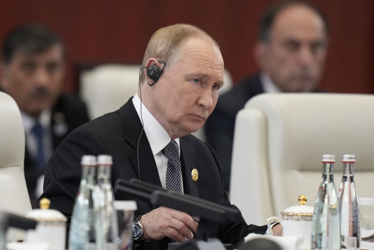 Vlagyimir Putyin a Sanghaji Együttműködési Szervezet  kétnapos csúcstalálkozójának második napi tanácskozásán az észak-kínai Tiencsin kikötővárosban 2025. szeptember 1-jén