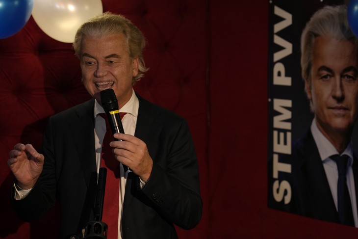 Győzött, de kormányra is kerülhet? Geert Wilders, a Szabadságpárt (PVV) vezetője támogatóihoz beszél a holland előrehozott parlamenti választások estéjén Hágában 2023. november 22-én.  Fotó: MTI/AP/Peter Dejong 
