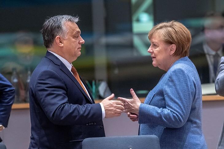 Ambivalens viszony: Angela Merkel és Orbán Viktor párbeszéde egy 2018-as EU-csúcson Brüsszelben.  (Fotó: Európai Tanács)
