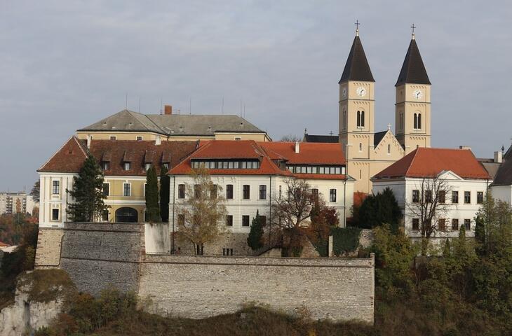 Veszprém áll az élen  850 ezer forintos átlagos négyzetméterárral