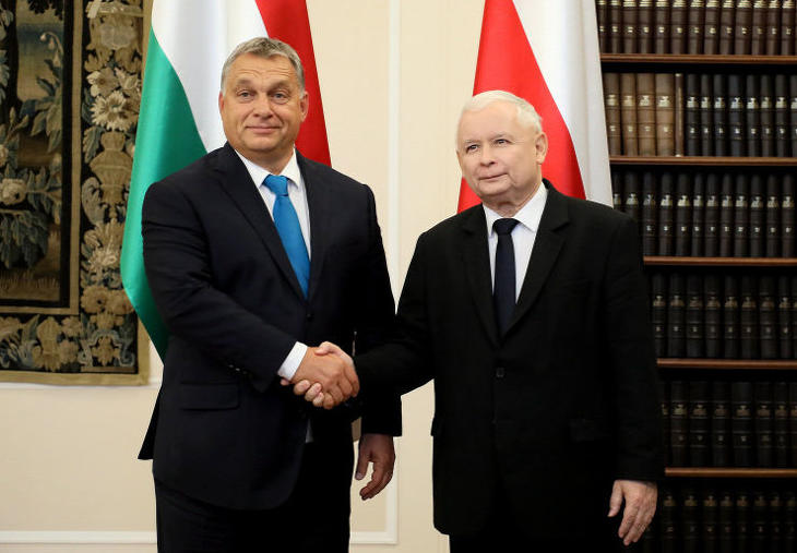 Egyre jár az agyuk. Jaroslaw Kaczynski és Orbán Viktor. Fotó: MTI/EPA/PAP/Pawel Supernak