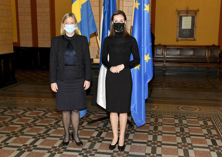 Sanna Marin finn miniszterelnök (j) fogadja svéd hivatali partnerét, Magdalena Anderssont Helsinkiben 2021. december 8-án. (Fotó: MTI/AP/Lehtikuva/Heikki Saukkomaa)