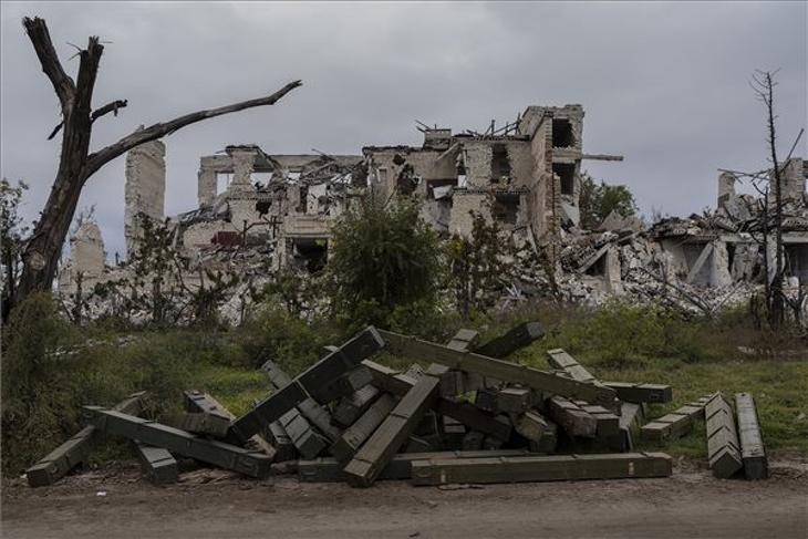 Lőszerekkel teli dobozok egy elpusztult iskolaépület maradványai előtt az ukrán fennhatóság alá visszakerült dél-ukrajnai Herszon közelében fekvő falvak egyikében 2022. november 16-án. A város nyolc hónapos megszállása november 11-én ért véget, amikor az orosz fegyveres erők befejezték egységeik visszavonását Herszon városából és átcsoportosítását a Dnyeper folyó bal partjára. Fotó: MTI/AP/Bernat Armangue