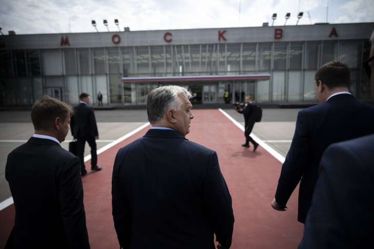 Vörös szőnyeggel nem várták, de a vörös vonalat így is átlépi Orbán Viktor Moszkvában - a kép 2024. július 5-én, a miniszterelnök Moszkvába érkezésekor készült