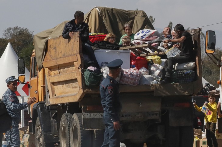 Hegyi-Karabahból származó örmények utaznak egy teherautón az Azerbajdzsánnal közös határon, az örményországi Kornidzor falu közelében, 2023. szeptember 29-én. Azerbajdzsán megnyitotta az Örményországgal közös ellenőrzőpontokat, hogy a civilek akadálytalanul elhagyhassák a vitatott területet, miután egy rövid azeri katonai offenzívát követően a helyi vezetés bejelentette: 2024. január 1-jétől megszűnik a szakadár állam, minden intézményt feloszlatnak. Fotó: EPA / Anatoly Maltsev