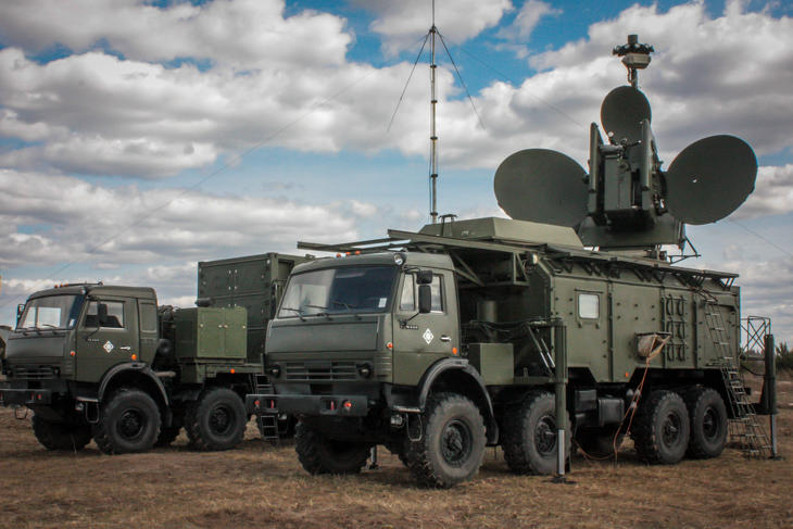 Orosz Kraszukha-4 elektronikus zavarórendszer - elméletben egy ilyen több száz kilométeres hatótávolsággal képes radar- és rádiójelek hatékony zavarására. Fotó: Wikimedia