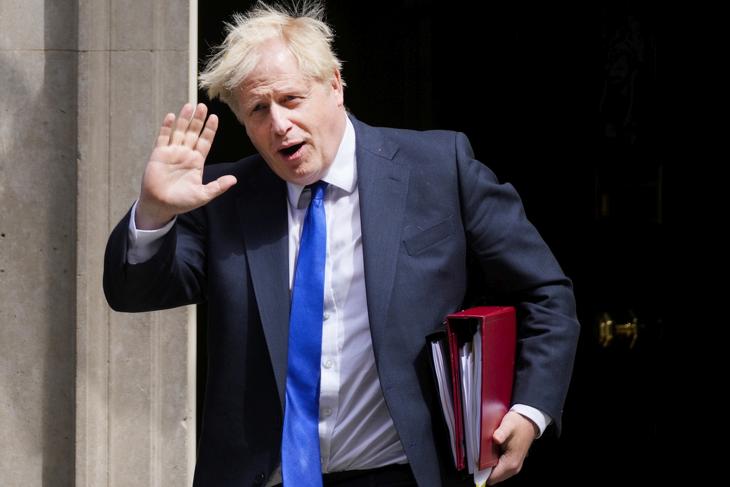 Boris Johnson brit miniszterelnök távozik a londoni kormányfői rezidenciáról, a Downing Street 10-ből 2022. július 6-án. Johnsont saját kormányának több magas rangú tagja is távozásra kérte az elmúlt hetekben kirobbant és egyre terebélyesedő belpolitikai botránysorozat miatt. A hírek szerint mostanra beadta a derekát és lemond. MTI/AP/Frank Augstein