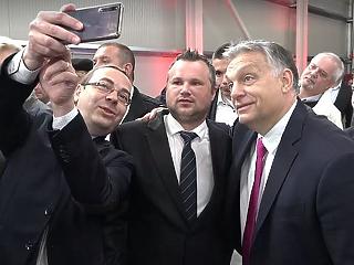 A nap képe: hatalmas szelfiket toltak Orbán Viktorral