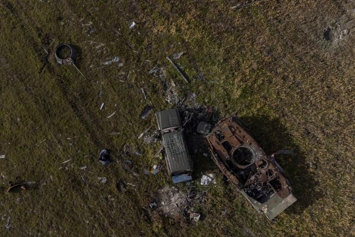 Orosz páncélozott harci jármű maradványa az ukrán fennhatóság alá visszakerült dél-ukrajnai Herszon közelében fekvő falvak egyikében. Fotó: MTI/AP/Bernat Armangue