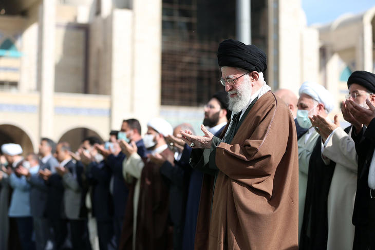 Ali Hamenei ajatolláh, Irán legfőbb vallási és politikai vezetője imádságot vezet a muzulmán szent böjti hónapot, a ramadánt lezáró háromnapos íd al-fitr ünnepen Teheránban 2023. április 22-én. Fotó: MTI/EPA/Iráni legfőbb vezető hivatala