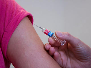 Feltételekkel, de engedélyezik a keleti vakcinával oltottak utazását is az EU-ban