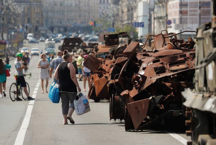 Jut is, de maradni már nem marad - árókelők nézik a közelgő függetlenség napja alkalmából Kijevben kiállított, harcképtelenné tett orosz harckocsikat és páncélozott járműveket 2023. augusztus 20-án. Ukrajna 1991. augusztus 24-én vált függetlenné a Szovjetuniótól. Fotó: MTI/EPA