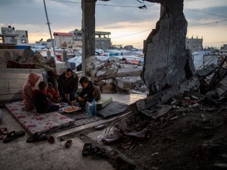 Gázai család egy lerombolt házban Rafahban a Gázai övezet déli részén, 2024. március 19. 
