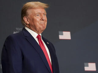 Izzik Donald Trump telefonja, folyamatosan kapja a gratulációkat