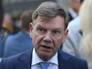Johann Wadephul kielölt német külügyminiszter a februári előrehozott parlamenti választásokon győztes Kereszténydemokrata Unió, a CDU szövetségi bizottságának berlini ülésén, miután a résztvevők elfogadták a Német Szociáldemokrata Párttal kötött koalíciós megállapodást 2025. április 28-án. 