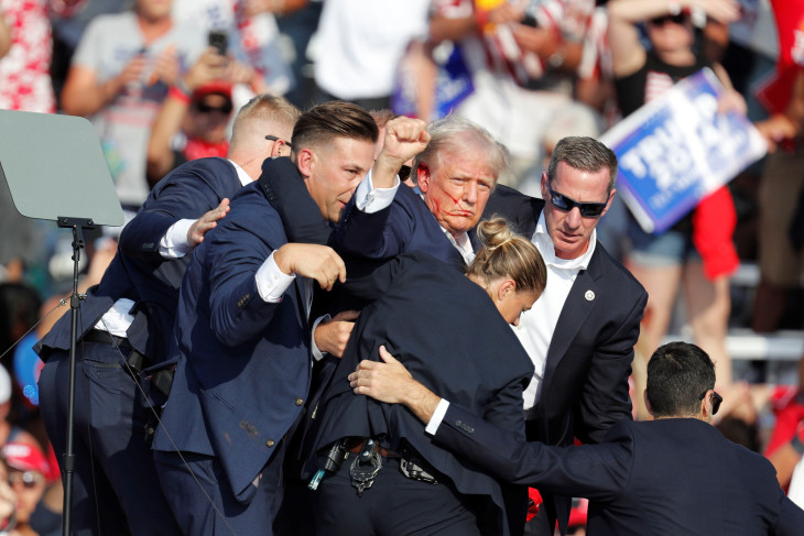 Donald Trump az ellene elkövetett merénylet utáni pillanatokban 