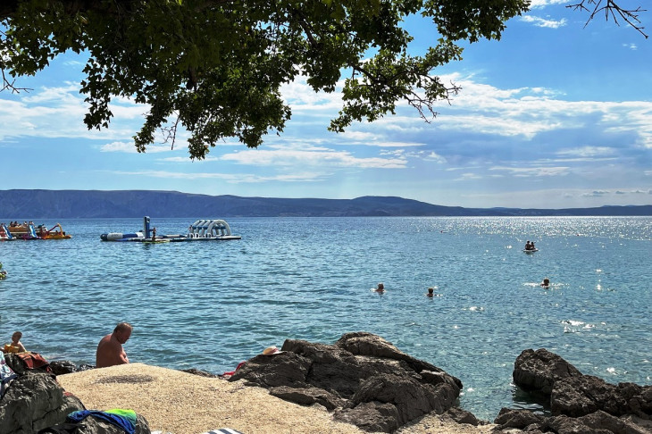 Ligetes-fás strand Klenovicánál – nyár az Adrián