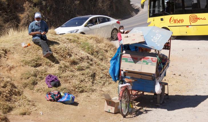 Triciklis üdítőárus az út szélén Cusco közelében.