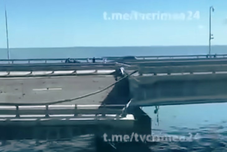 A Krími híd felrobbantott része 2023. július 17-én. Fotó: Guardian/Crimea 24 videó