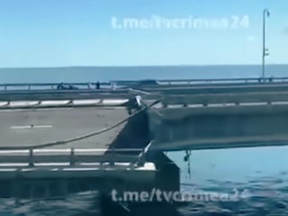 A Krími híd felrobbantott része 2023. július 17-én. Fotó: Guardian/Crimea 24 videó