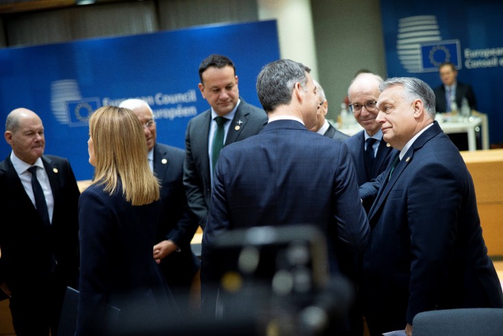 Orbán Viktor az EU-csúcson Brüsszelben 2024. február 1-jén. Mellette Luc Frieden luxemburgi miniszterelnök. Fotó: MTI/Miniszterelnöki Sajtóiroda/Fischer Zoltán