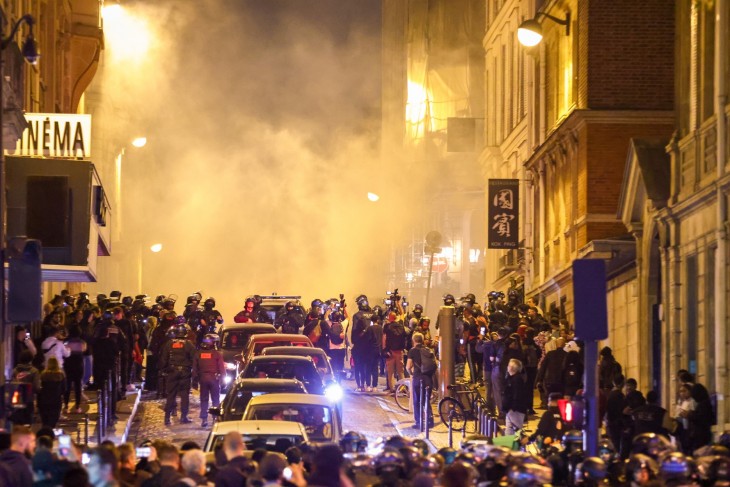 Háborús állapotok. Tüntetők és rendőrök összecsapása Párizs belvárosában 2023. július elsején. Fotó: EPA/MOHAMMED BADRA