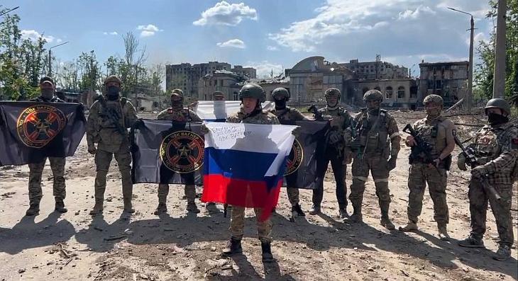 Jevgenyij Prigozsin zsoldosai gyűrűjében Bahmut elfoglalásakor. (Korábbi felvétel.) Forrás: Twitter